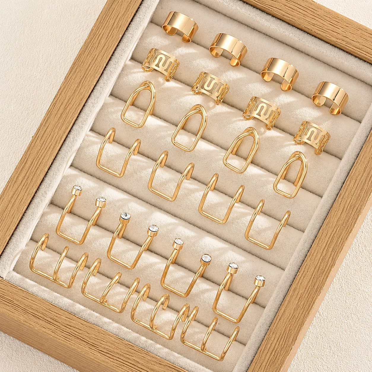 24-teiliges Modisches Ohrklemmen-Set in Goldfarbe für Frauen, Ohne Piercing, Clip-On Creolen, Geometrischer Strass-Knorpelschmuck, Geschenke
