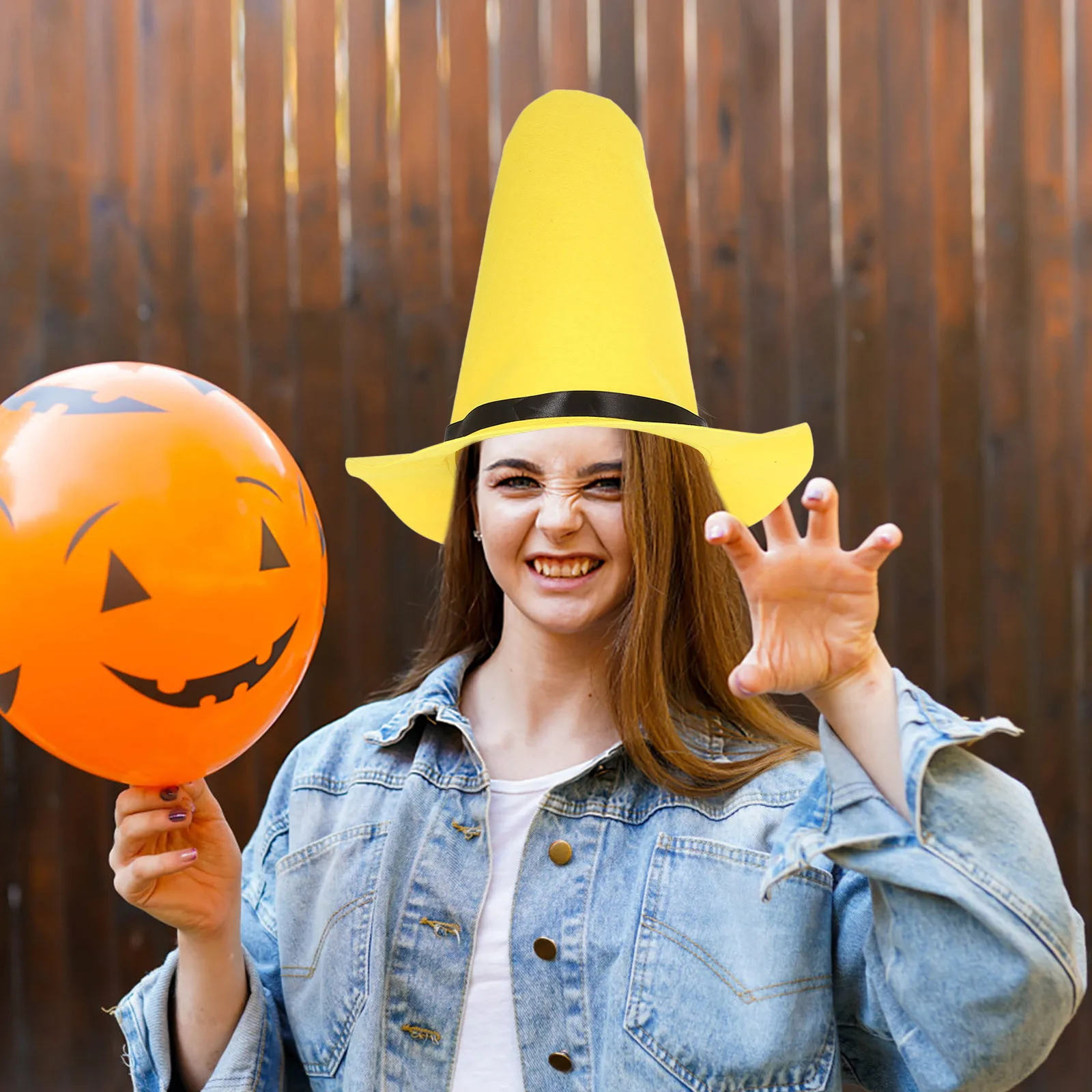 背の高い尖った黄色のフェルト魔女帽子、柔らかく耐摩耗性があり、ハロウィーンのアクセサリー、仮装パーティーやテーマイベントの装飾に最適です。