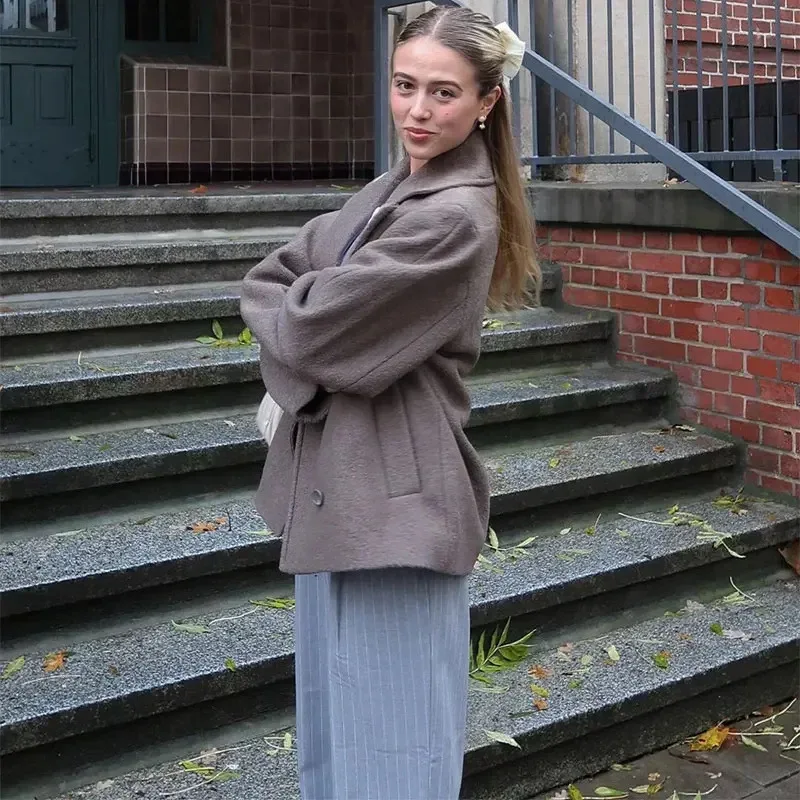 Wełniana marynarka damska w stylu vintage inspirowana koreańskim stylem. Krótki, dopasowany płaszcz dwurzędowy, elegancki i ciepły na jesień/zimę.