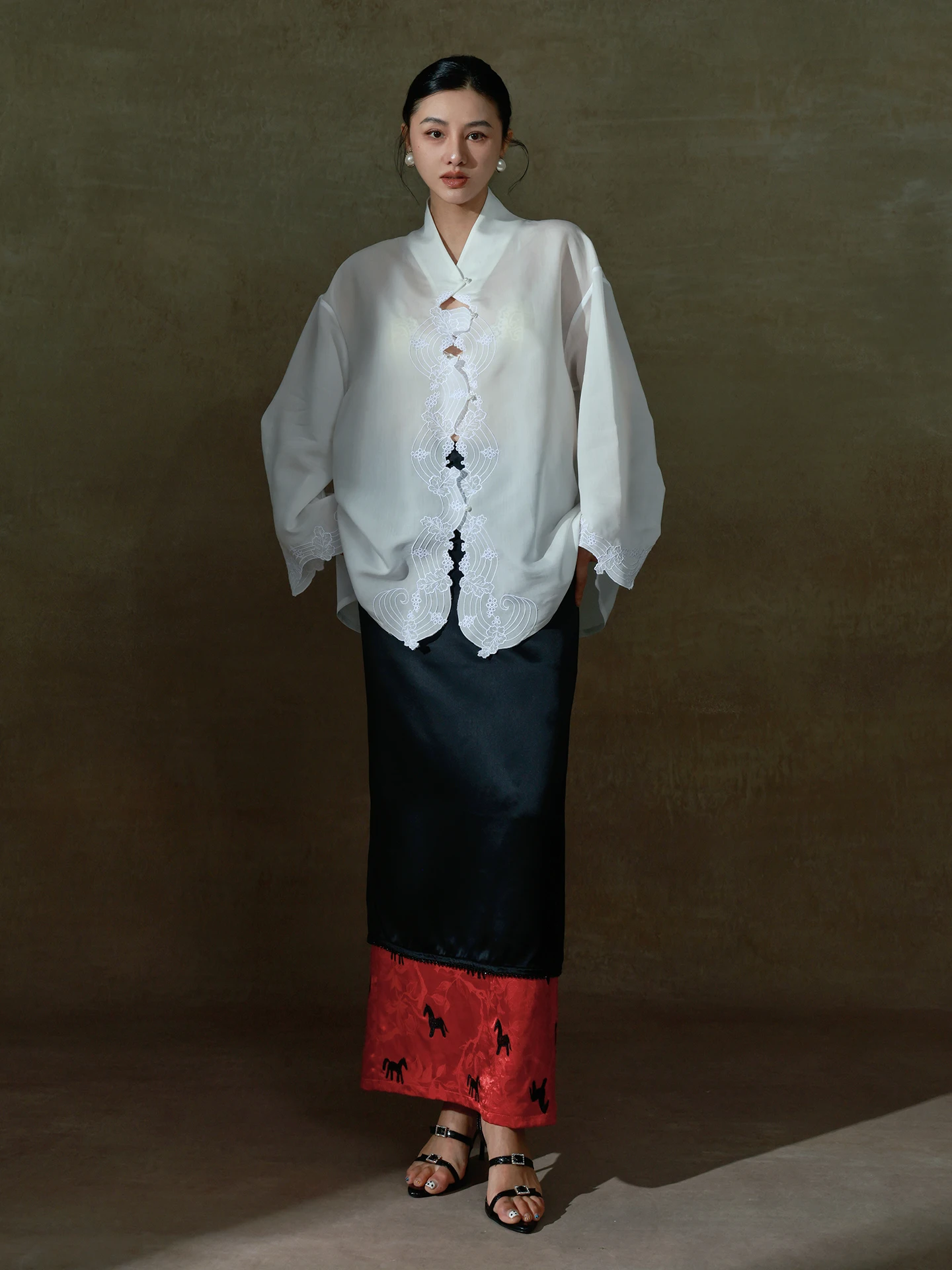 

Женская свободная блузка TANA WARREN с длинным рукавом, вышивкой и вырезами, в японском стиле, с воротником-стойкой, весна-лето, белая