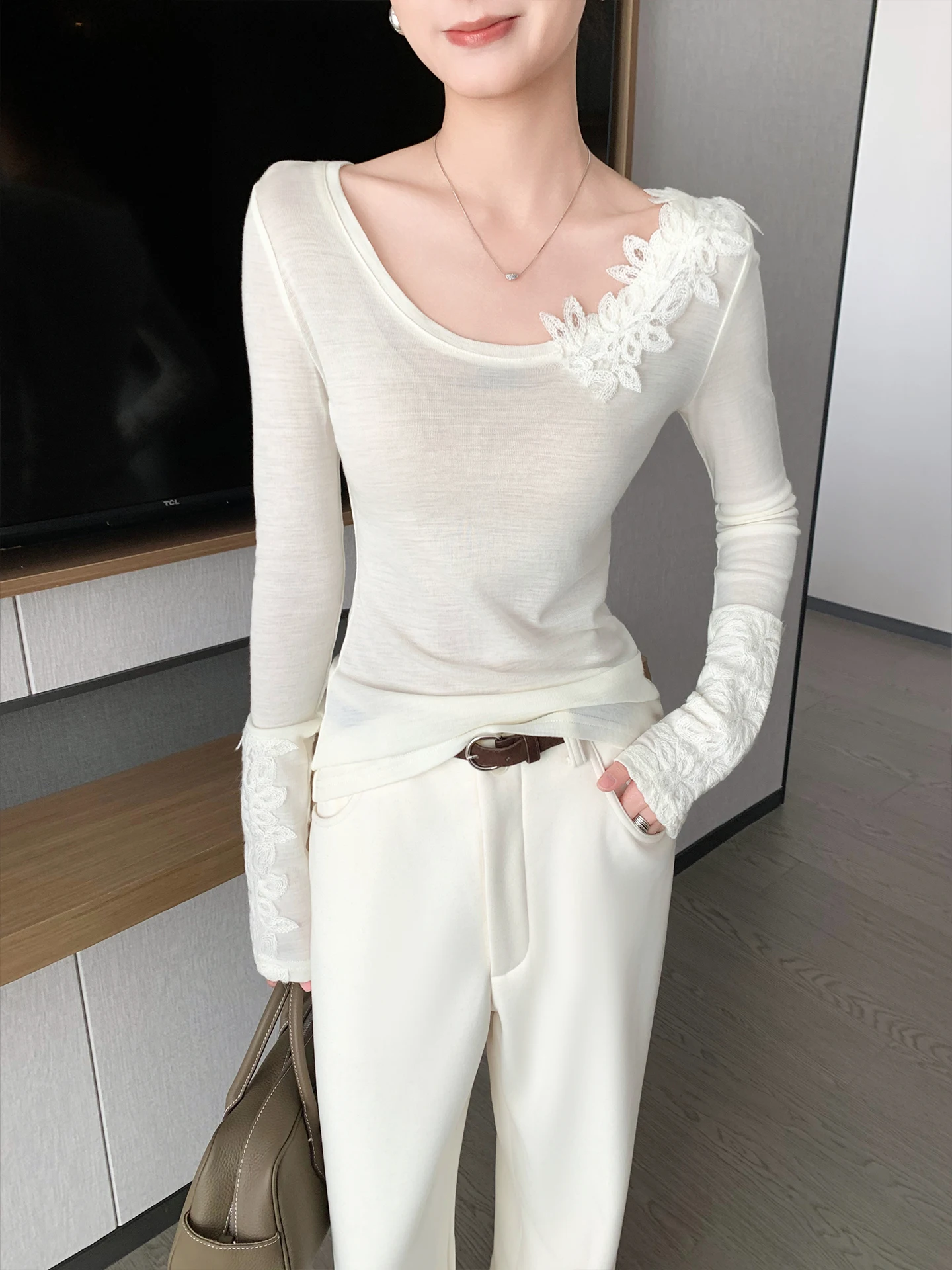 

White round Ne Long Sve Base Layer T-irt Women's Spring 2026 New Lace Splicing Slimming Faionable Inner Wear Top