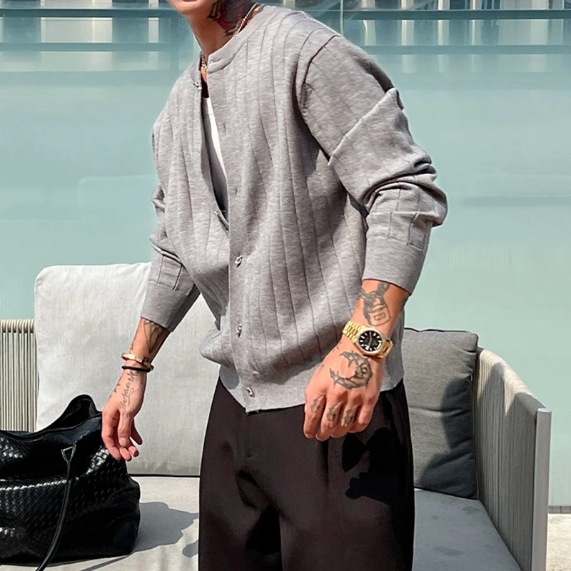 2026 ربيع خريف جديد أزياء رجالي Sweatercoat خمر طاقم الرقبة زر متابعة بالأزرار الرجال عارضة بلون مضلع متماسكة الستر