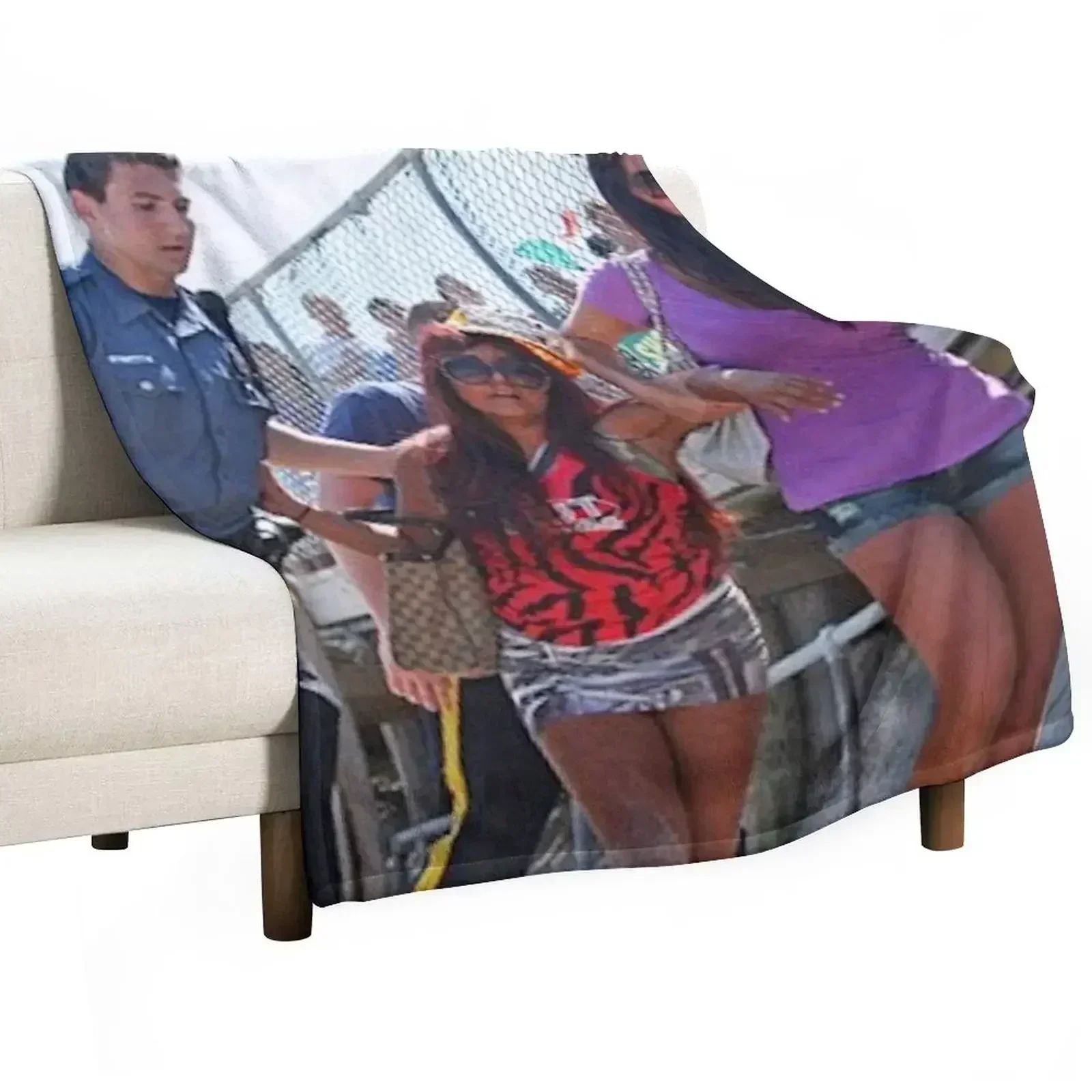 Snooki getting arrested on the beach Throw Blanket Decoratives Kid'S Quilt Sofa Quilt Thins Cute Blankets