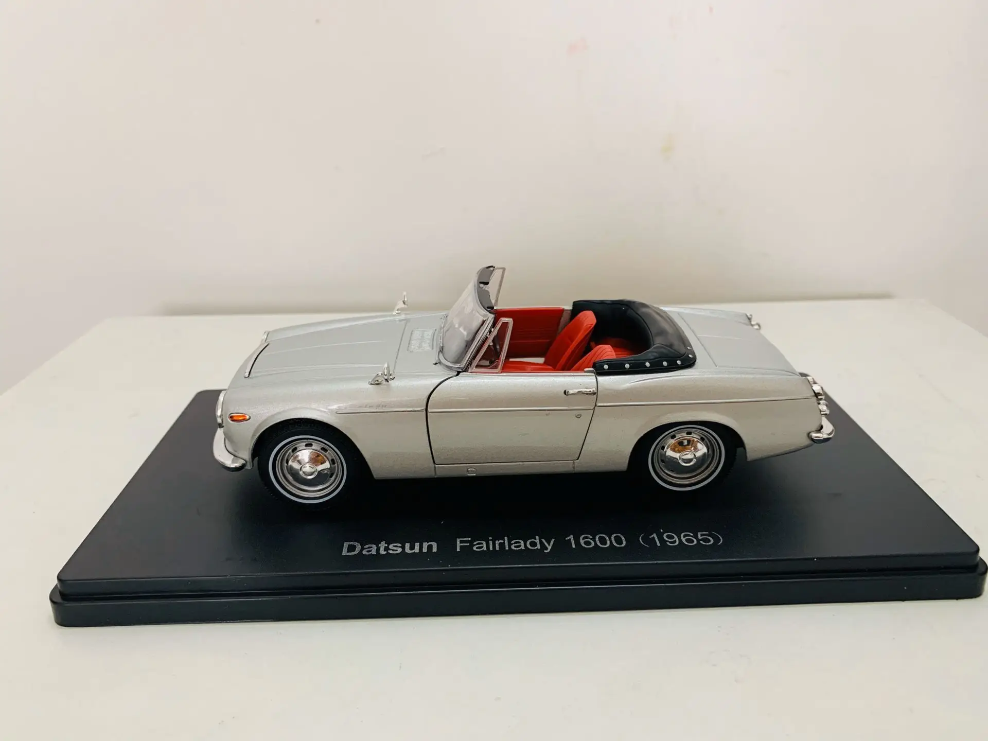 1:24 Scale Die-Cast Model Car Datsun Fairlady 1600 1965 2 Open Door New in Box