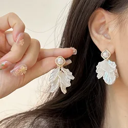 Gentle White Flower Petals Tassel Clip on Earrings for Women Ladies Retro Irregular Design Pearl Shell Ear Clips Earrings