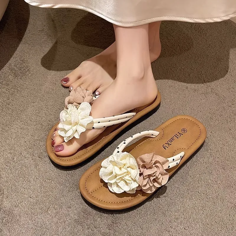 Sommerliche neue Doppelblumen-Trend-Slipper, modisch, bequem, für draußen geeignet, leichte, flache, coole Slipper. – Detail 15