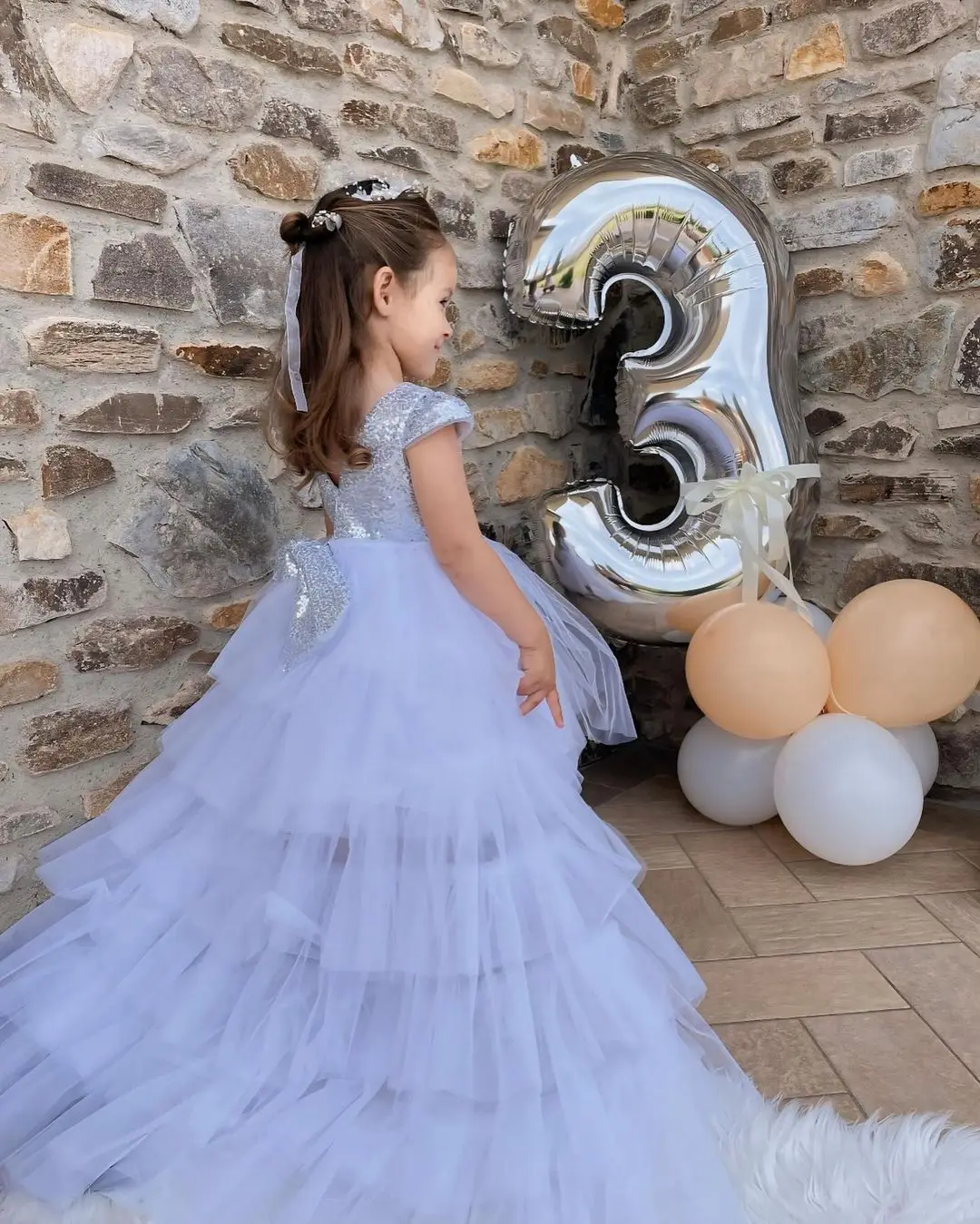 Abito da ragazza di fiore a strati bianco per tulle da sposa con fiocco di paillettes Abiti da ballo per prima comunione da principessa di compleanno 2024 Nuovo