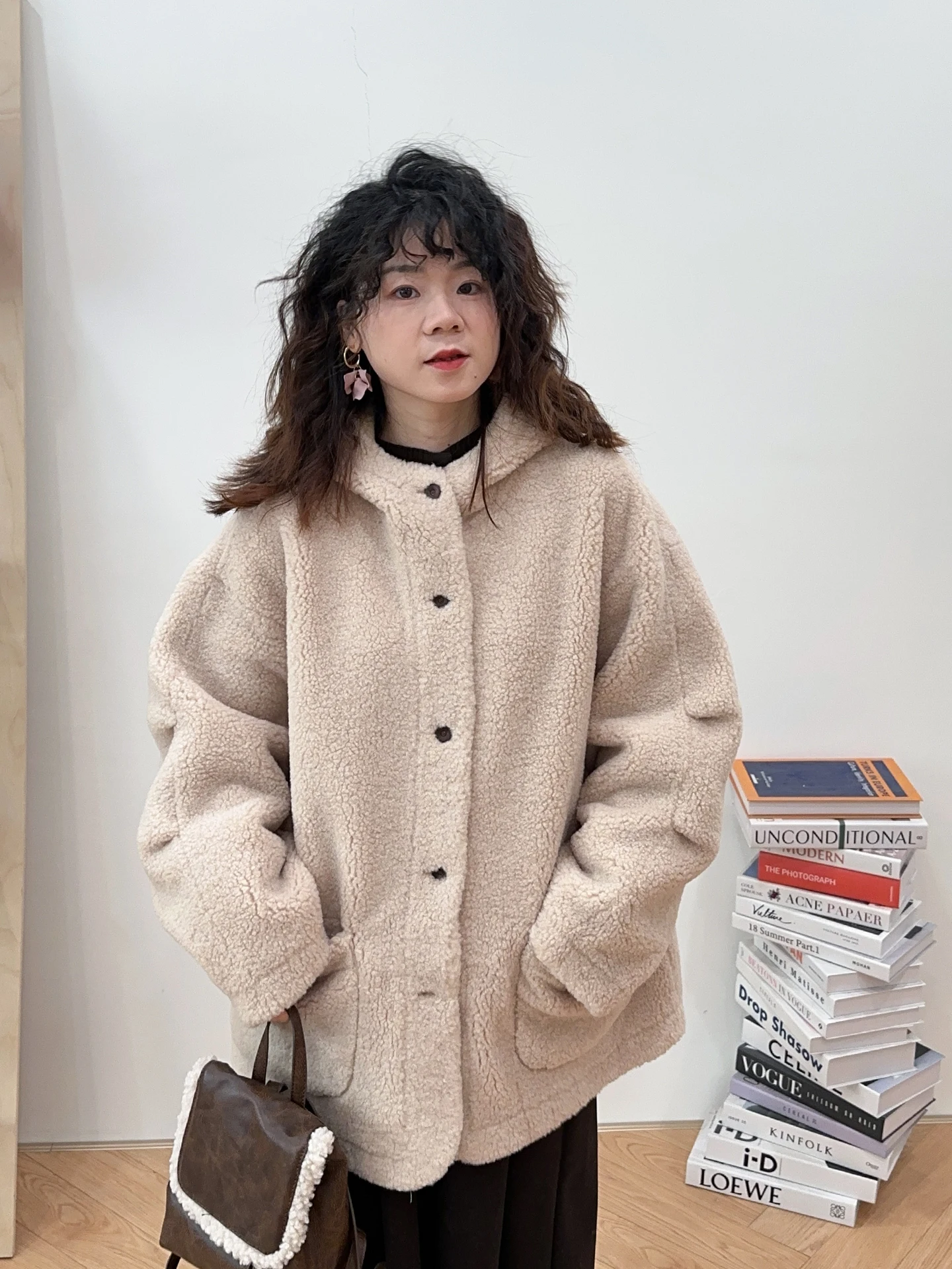 

Korean Sle Women's Faux Fur Coat with Hood Loose Fit Single Button Long Sve Thiened Polyester Fiber Casual Outerwear