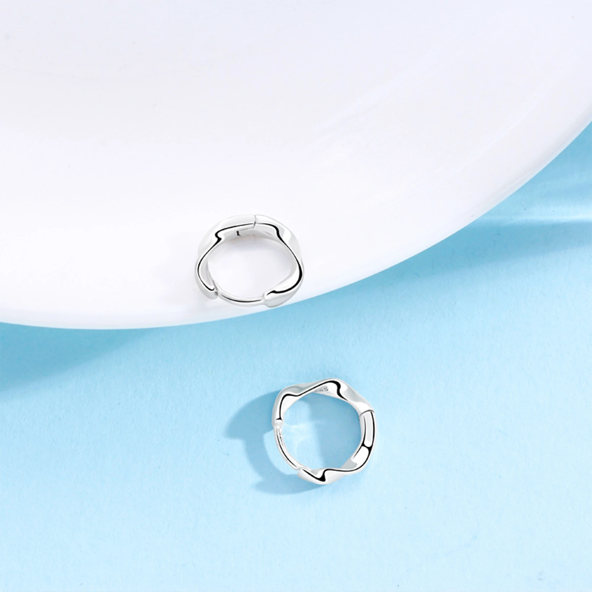 

Mobius earrings female smooth S925 sterling silver small temperament Fried Dough Twists earrings simple holiday gift