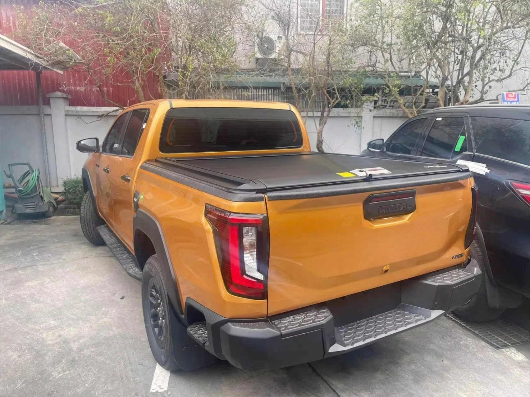 BESTWYLL Customized Aluminum Bed Rack Pickup Lockable Retractable Tonneau Cover Truck Bed Cover Hilux Travo 2026 Cover NK11G