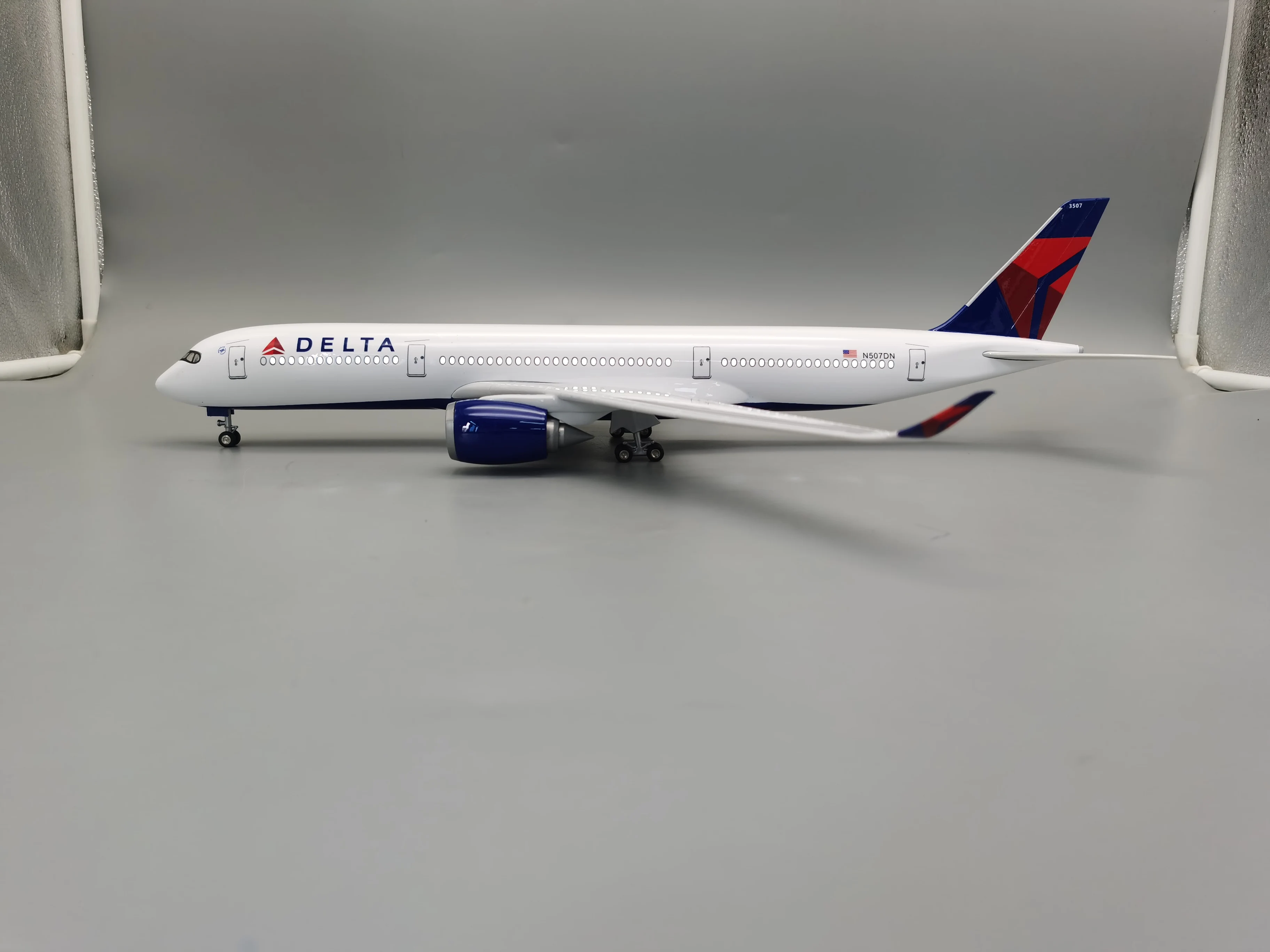 NEW 1/142 Scale 47CM Airplane Airbus A350 Delta Airline Model LED Light & Wheel Landing Gear Plastic Resin Plane Model Toy