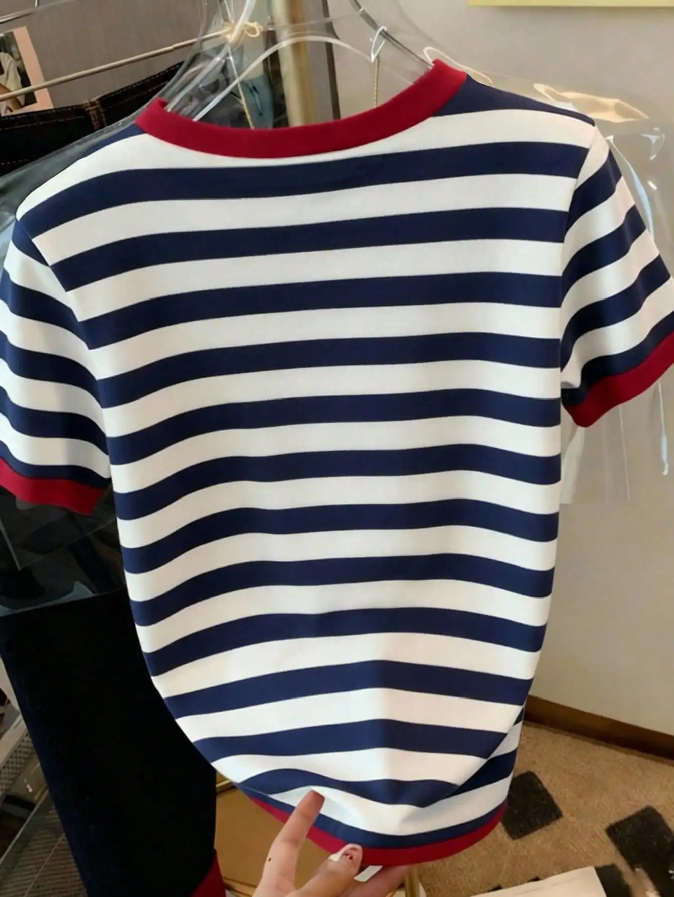 2026 Damen Ringer T-Shirt mit rotem Besatz, O-Ausschnitt, kurzen Ärmeln, marineblau-weiß gestreift, Kursivschrift-Druck, schmale Passform, lässiges Sommer-Top – Detail 4
