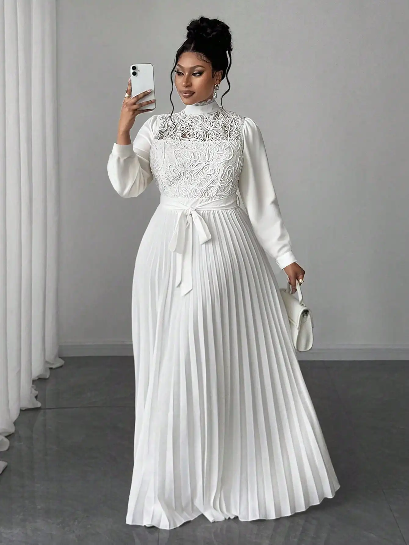 

Белое кружевное платье макси больших размеров с плиссированным лифом и бантом на талии для элегантных мероприятий