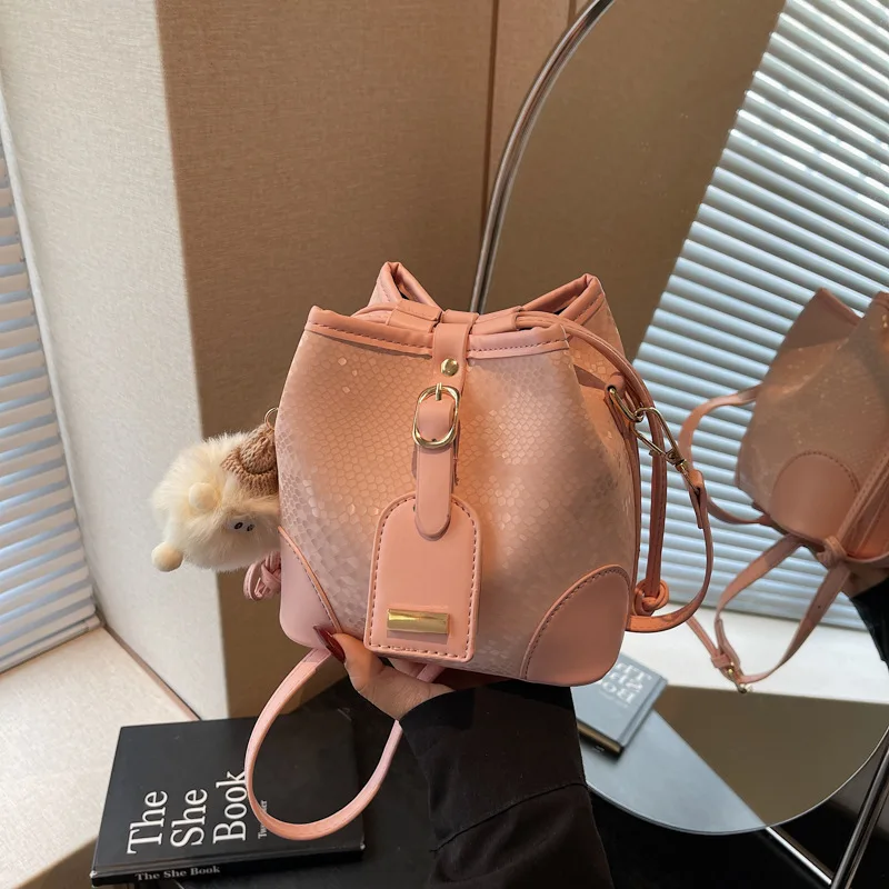 

​ ​ Мини-текстурированная сумка-ведро женская летняя мятая сумка через плечо из потертой кожи Park Playdate Ready Essential ​ ​