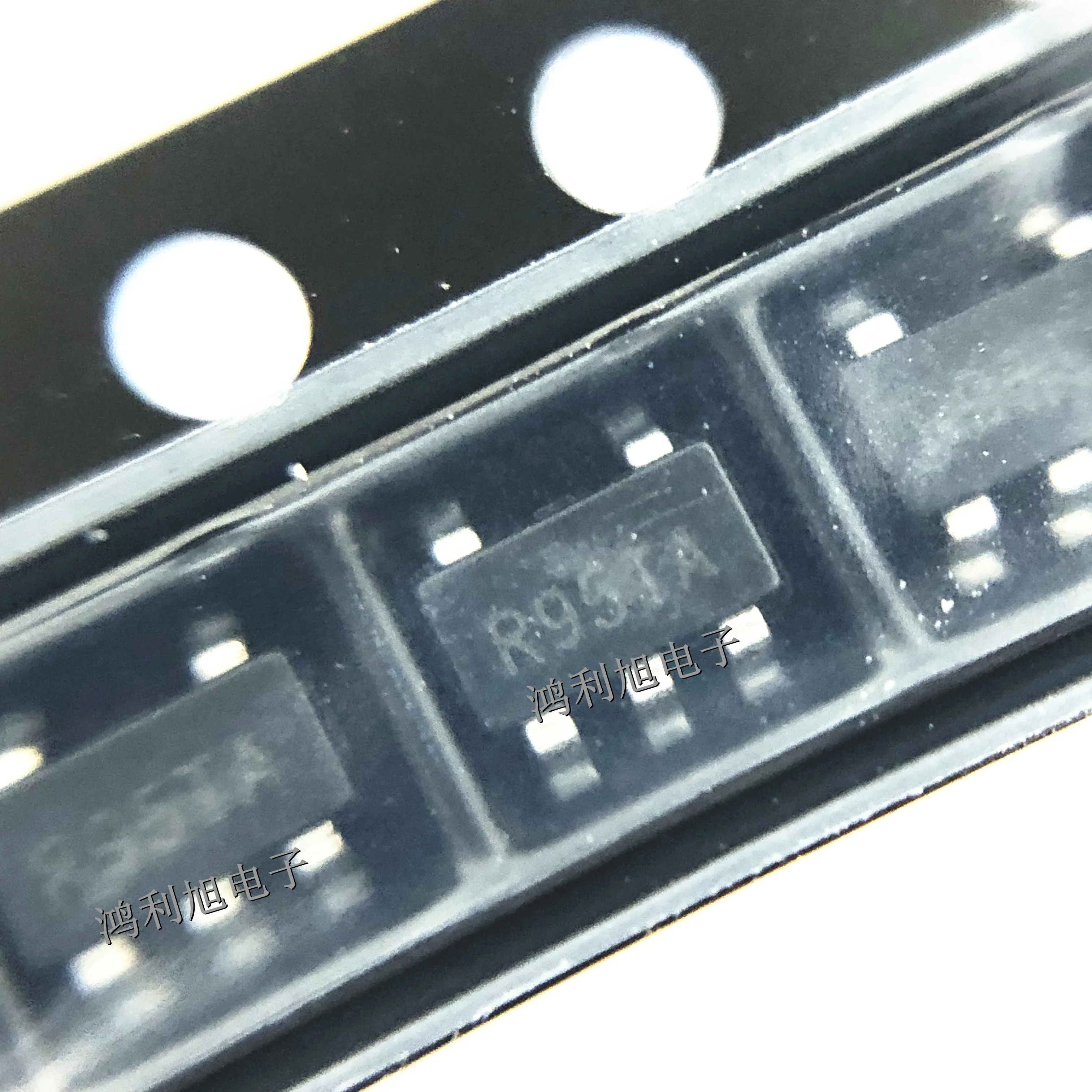 20pcs/Lot AP331AWG-7 SOT-23-5 MARKING;R9 Analog Comparators 2V-36V 2.5mA 2V-36V 2.5mA Operating Temperature:0 C-+ 70 C