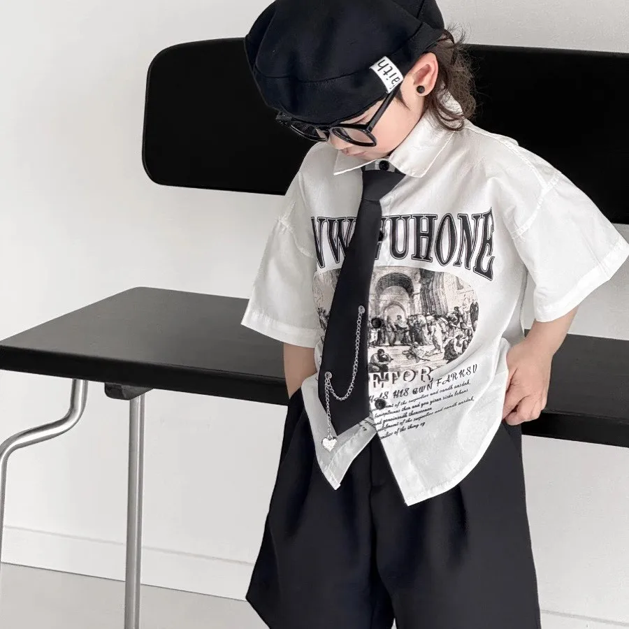 

Комплект для мальчиков: рубашка с принтом, короткий рукав, галстук и шорты, 3 предмета, лето 2026