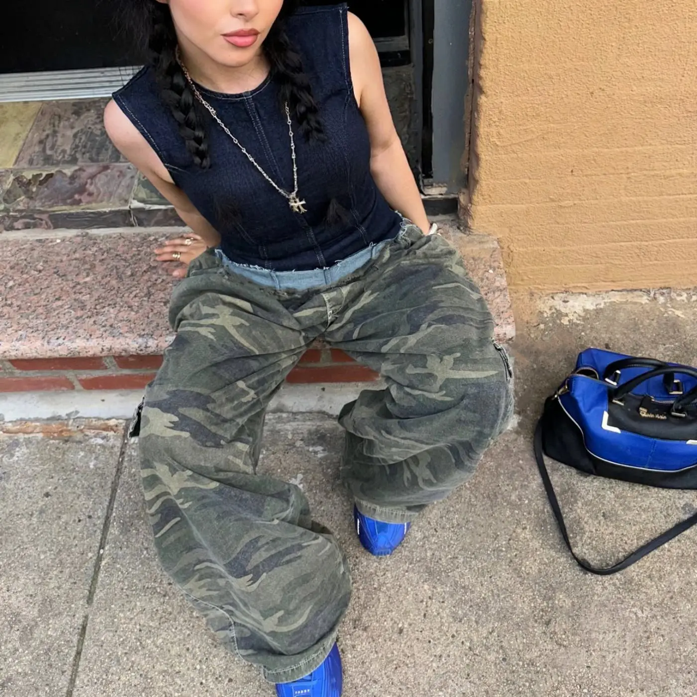 

Женские джинсы-карго с множеством карманов, камуфляжные, свободные, повседневные, для города, модель 2026 года