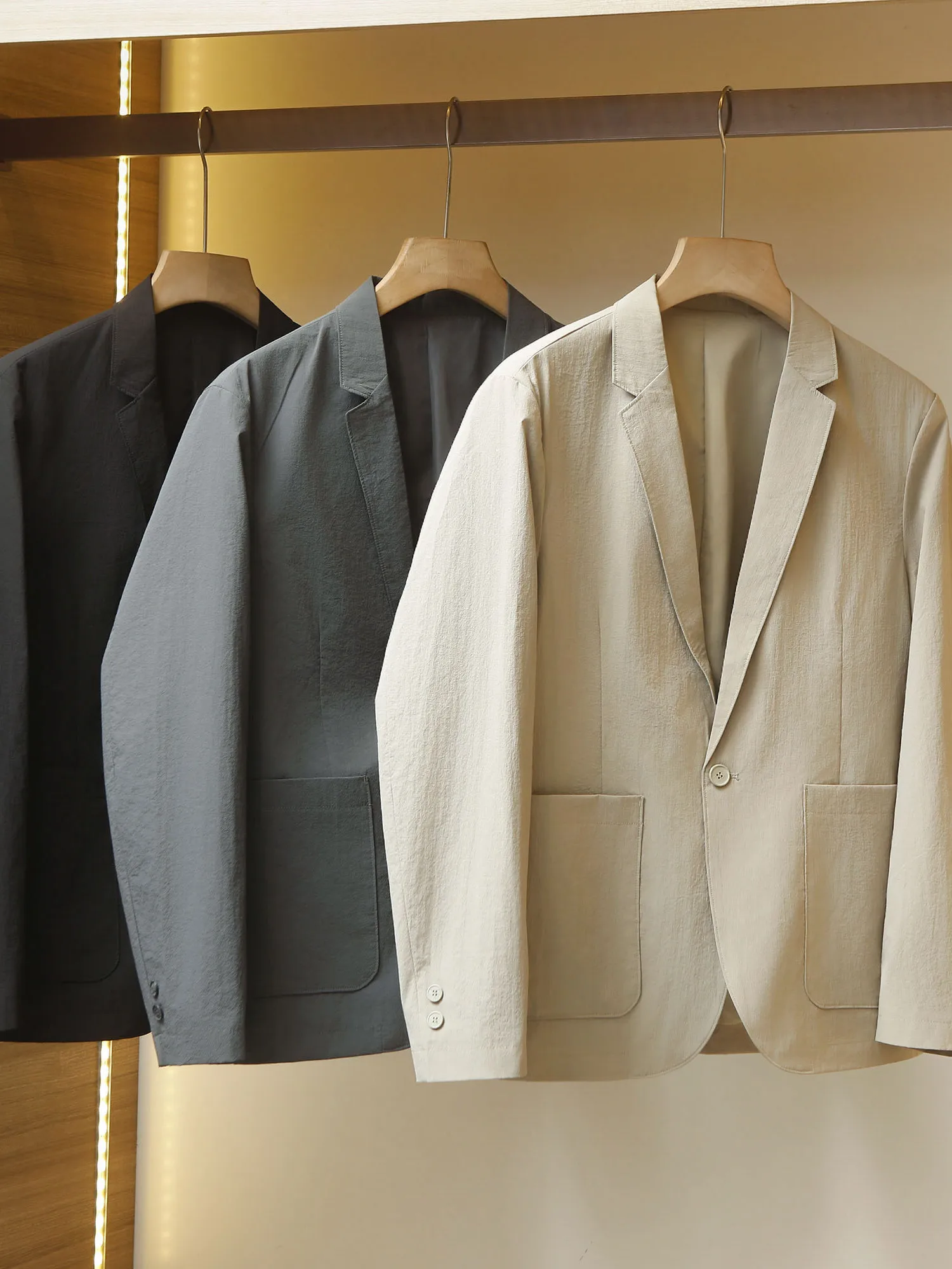 

Elegant Casual Men's Slim Fit Suit Jacket Breathable Lightweight Spring Fashion Standard Cut Pocket Design Long Sleeve Coat