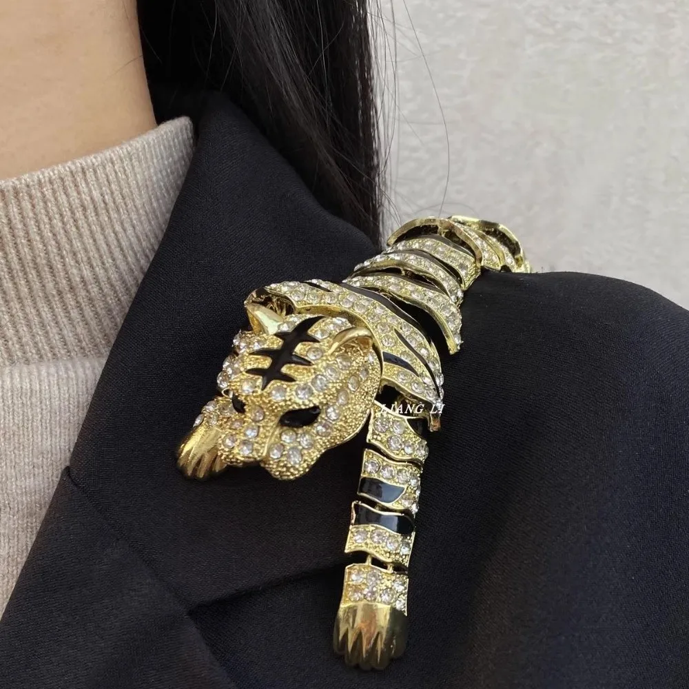Elegant Shoulder Decor Brooch Rhinestone Light Luxury Large Tiger Brooch Exquisite Vintage Shoulder Flash Suit Accessories