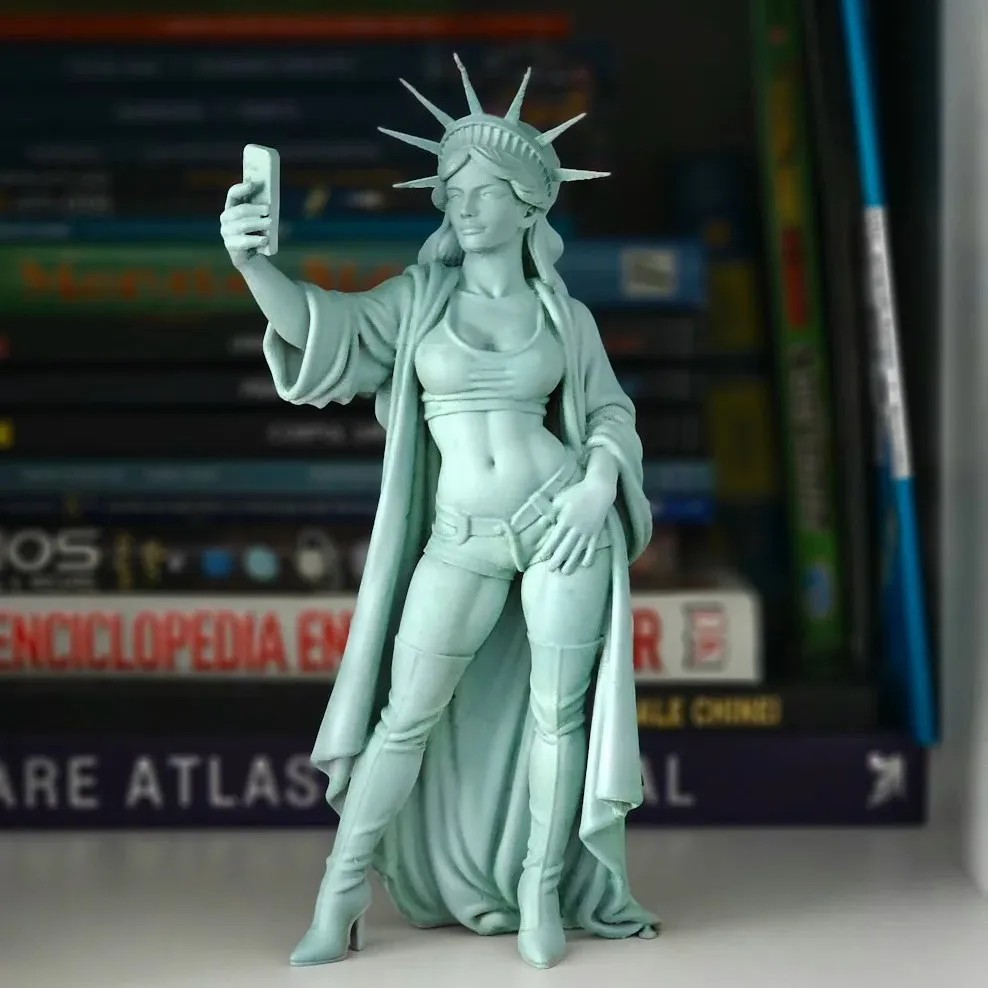 

Novelty Self-photography Statue Of Liberty Figurines Resin Goddess Ornaments Sculpture Spoof House Desktop Decoration Gift