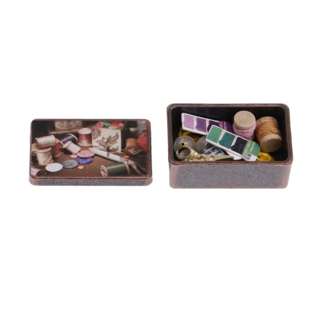 Dollhouse Miniature Vintage เครื่องมือเย็บผ้าในกล่องโลหะ 1/12 Scale ตุ๊กตาตกแต่งบ้าน
