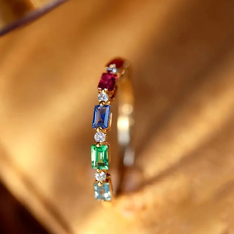 Huitan Minialistischer Goldfarbener Damenring, schlank, mit mehreren Farben eingelegter CZ, stapelbar, für Party, Alltag, Fingerschmuck, Modeaccessoires
