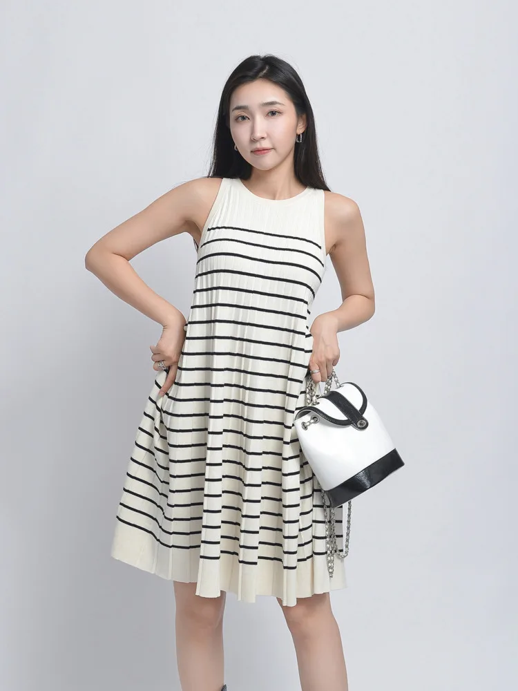 Vestido feminino de malha listrado preto e branco 2025 – vestido fino solto e versátil com camadas finas
