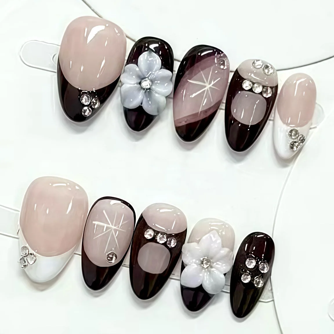 24 Uñas Postizas Francesas Negras con Diseño de Flores y Decoración de Diamantes de Imitación, Uñas a Presión con Forma de Almendra, Uñas Postizas Desmontables de Moda