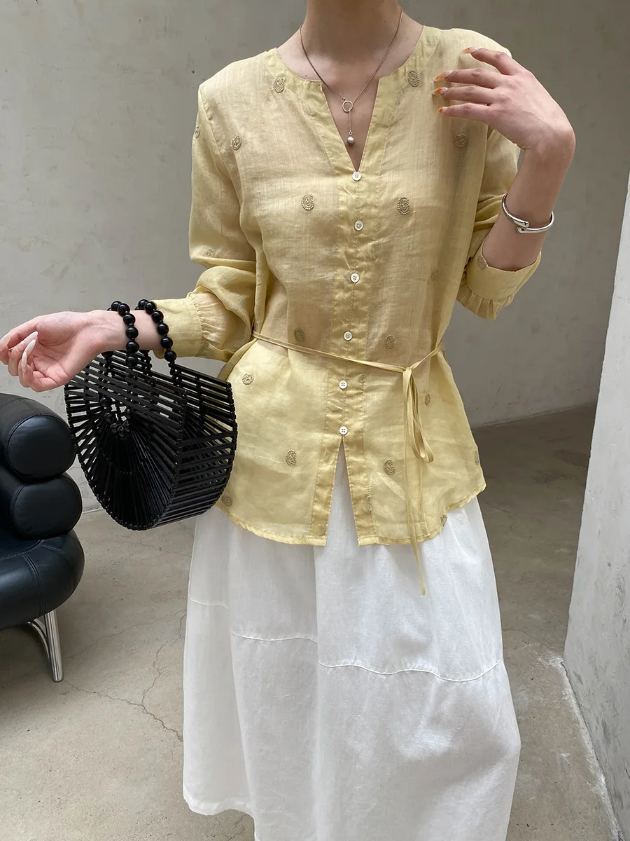 Sommerliches Damen-Shirt in unifarbenem V-Ausschnitt, locker geschnitten, mit Stickerei, für einen eleganten Look. – Detail 15