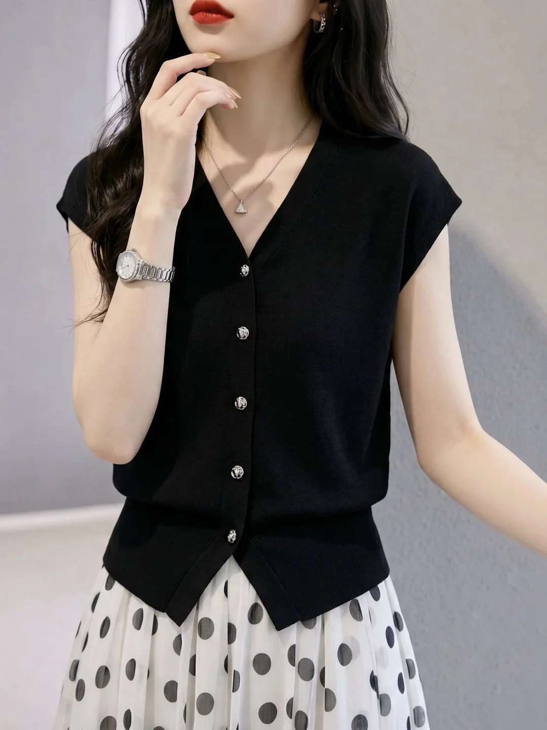 

Trendy Casual Versatile Ice Silk Knitted Short Sleeve V-Neck Top Women's Summer Fashion Design Single Button Straight Cut Shirt