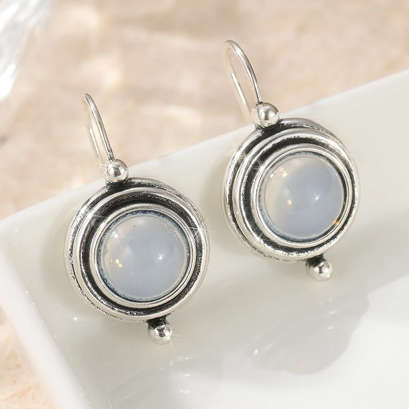 Vintage Silberfarbene Runde Ohrringe mit Eingelegtem Imitat-Mondstein für Damen, Modische Metall-Ohrringe mit Handgeschnitztem Muster – Detail 4