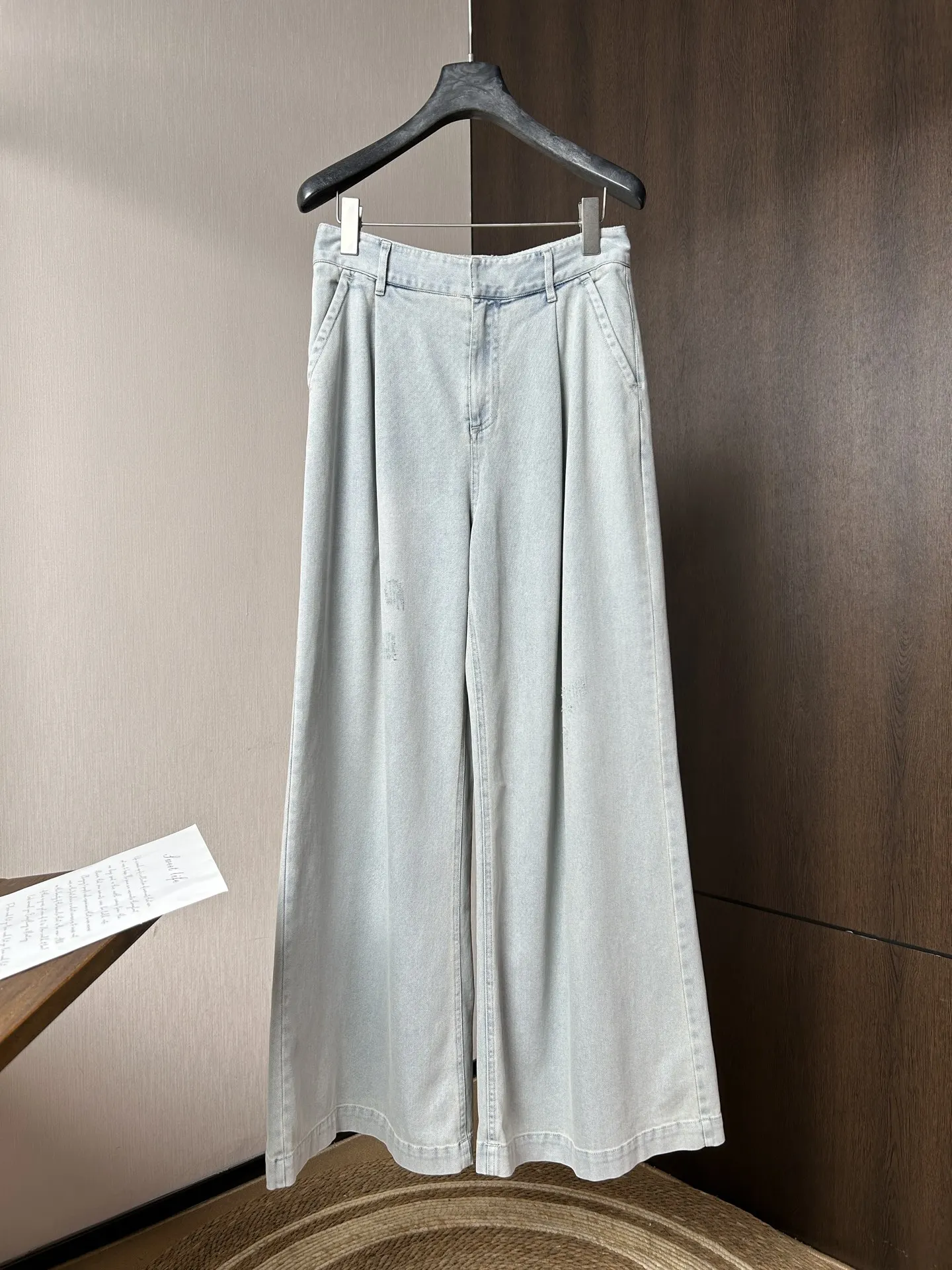 

Светло-голубые джинсовые брюки с широкими штанинами в стиле ретро