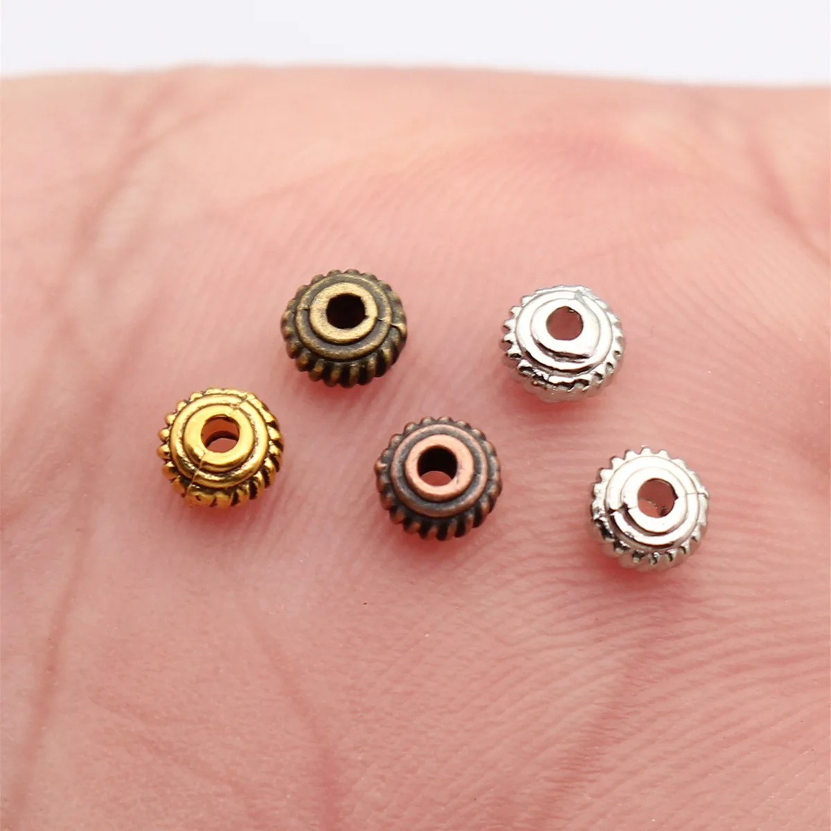 WYSIWYG 100 Stück 4,5 x 4,5 x 2,7 mm runde Abstandsperlen in 5 Farben für die Herstellung von DIY-Schmuck