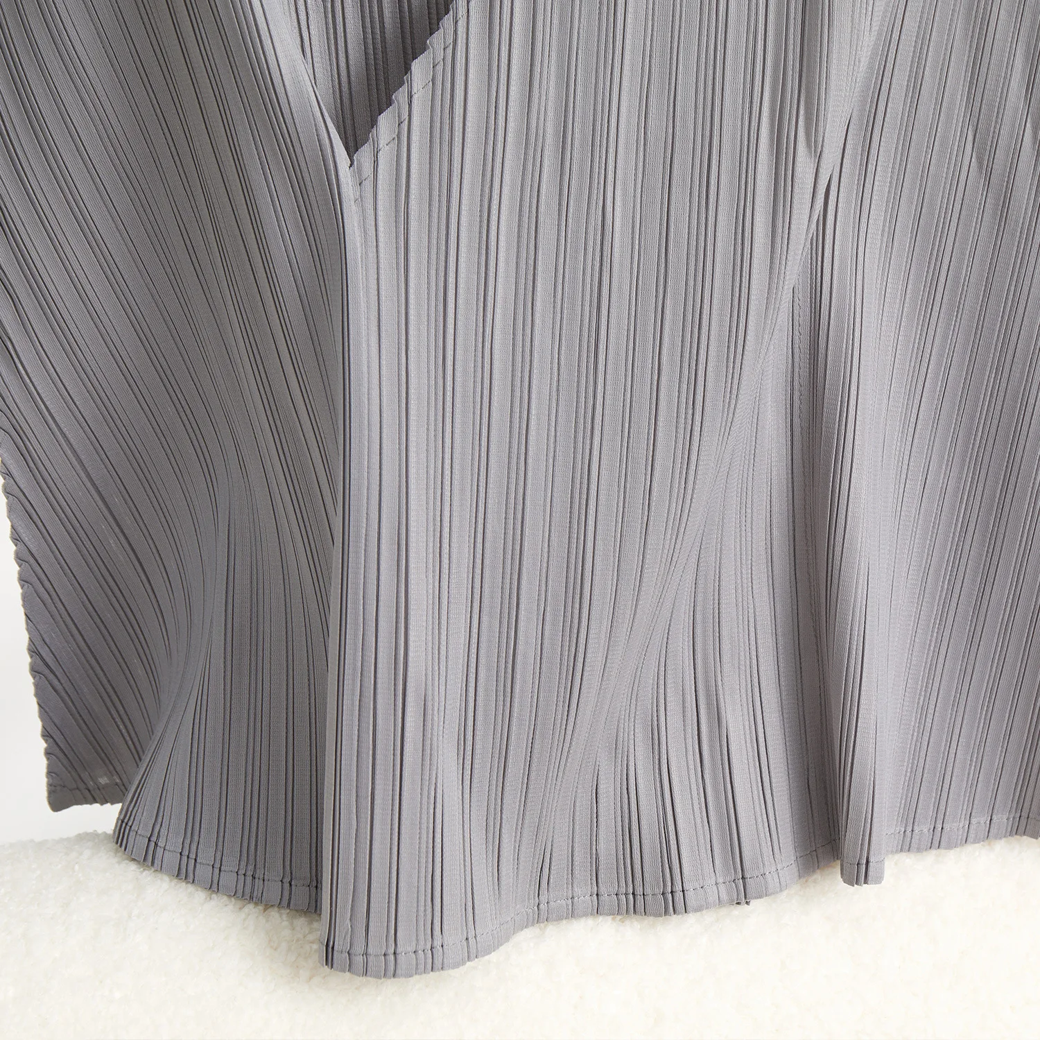 

Design V-neck Vest Women's 2023 Summer New Pleated Top Niche Texture T-shirt Thin