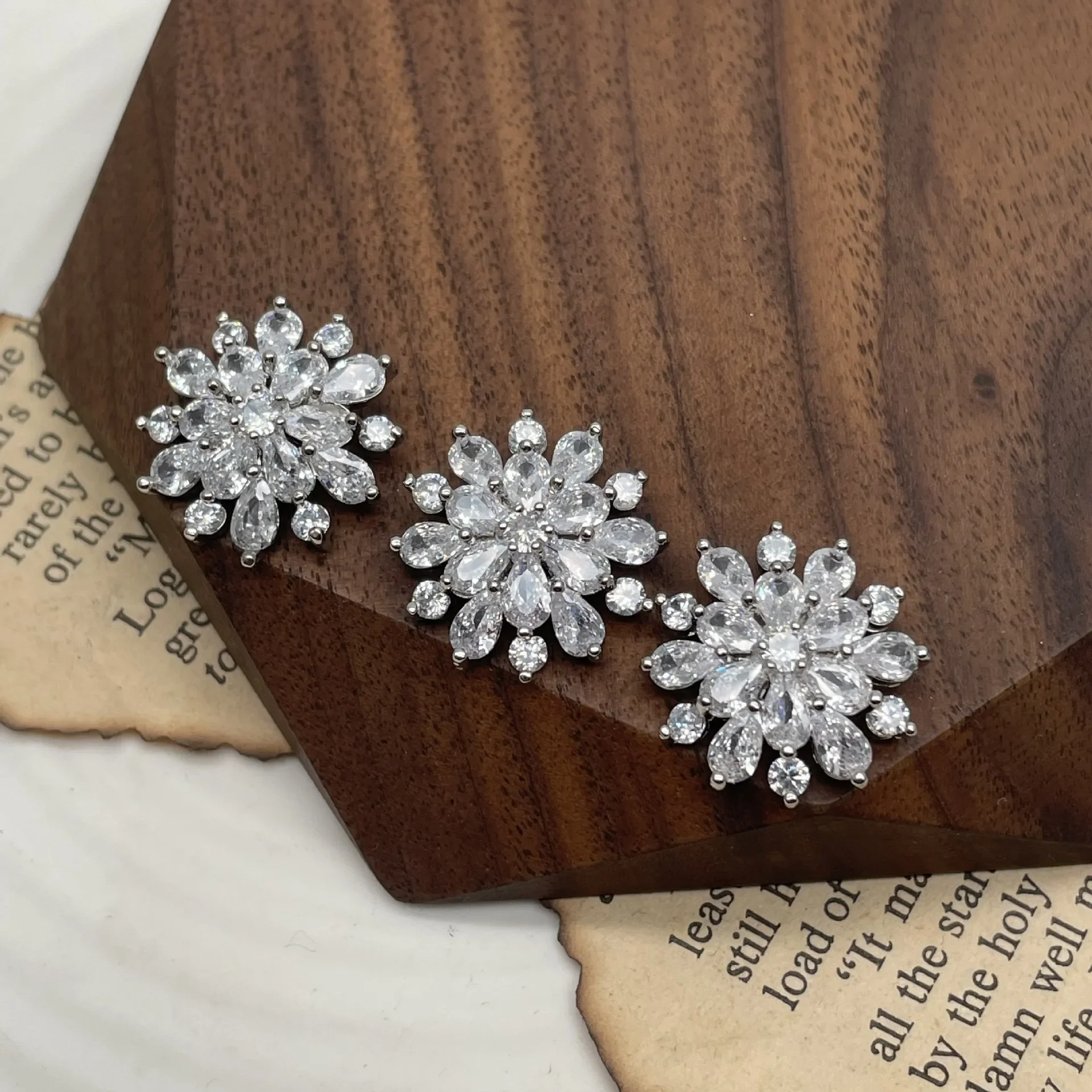 5pc/lot Zircon Snowflake Design Shank Buttons Of Clothing High Quality Luxury Metal Fashion Decor Button For Sewing DIY