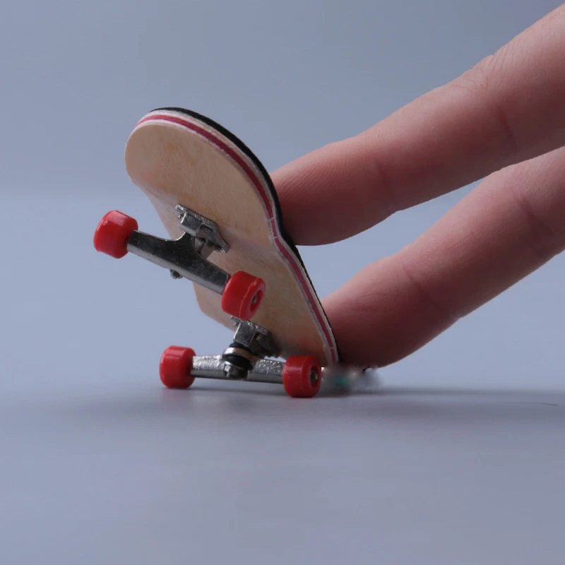 Mini Fingertip Maple Skateboard Supporto oscillante Novità Giocattolo Doppio Buckboard Gioco da tavolo per interni Giocattoli Giocattolo interattivo per bambini