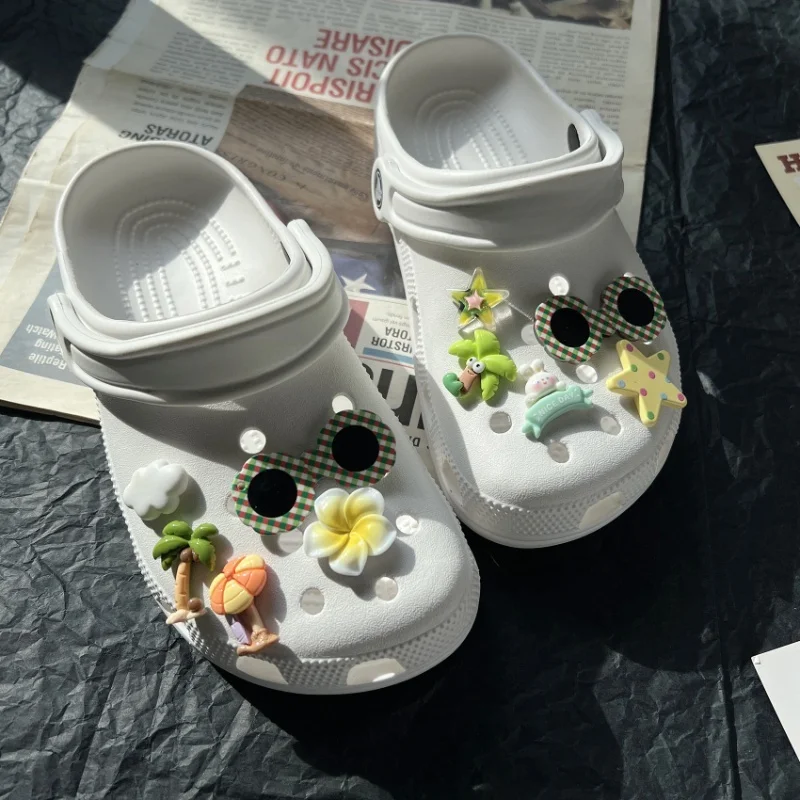 

Cute Cartoon Summer Beach Shoes Charms Colorful Diy Decorations With Sunglasses, Coconut Trees, Flowers Holiday Party Gifts