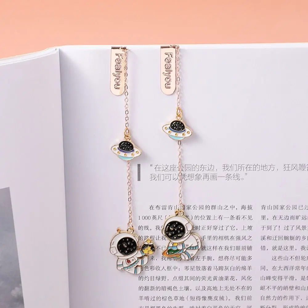 2pcs Metal Chain Bookmark Moon Walk Astronaut Astronaut Pendant Marque Page Mark of Page Reading Book Holder