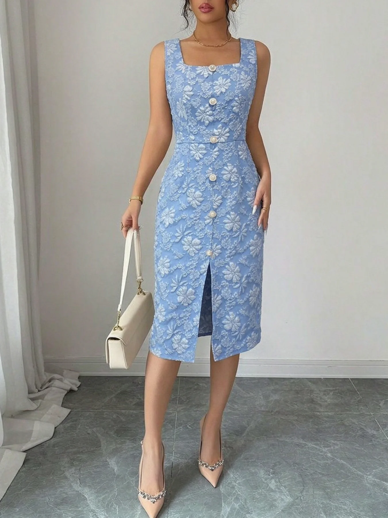 Damen-Midirock mit quadratischem Ausschnitt und einreihiger Knopfleiste aus Jacquard; ärmelloses, figurbetontes Kleid mit Schlitz und Hüftbetonung. – Detail 7
