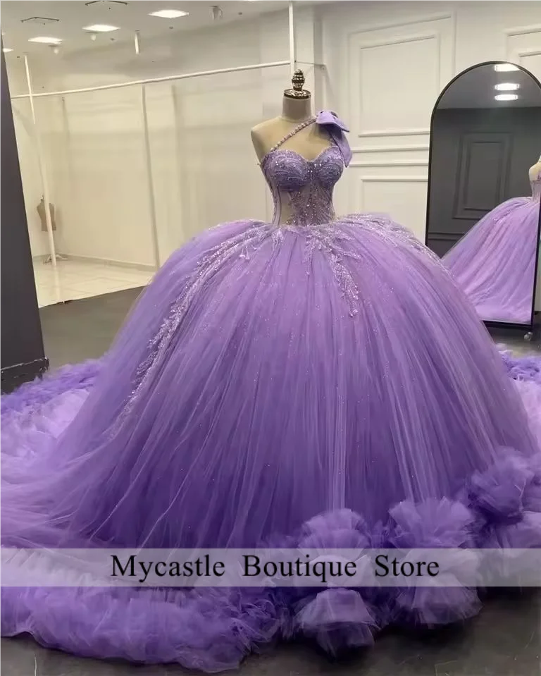 ชุดเดรสงาน Quinceanera สีชมพูสดแบบใหม่ ประดับด้วยลูกไม้ ปี 2025 ทรงบอลกาวน์ โบว์ผูกไหล่ข้างเดียว คอร์เซ็ท ชุดเดรสงาน Sweet 16 ชุดเดรสงานวันเกิด สามารถสั่งตัดได้
