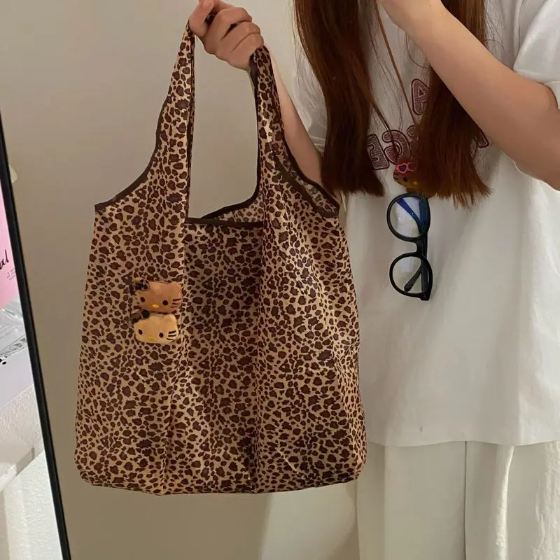 Bolsa de maquiagem de couro preto leopardo hello kitty para mulheres, grande capacidade, portátil, viagem, cuidados com a pele e cosméticos ﻿