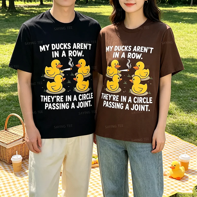 Meine Enten stehen nicht in einer Reihe, sie sind im Kreis und machen eine Pause. T-Shirt Y2k Cartoon Enten machen eine entspannte Pause. Grafisches Kleidungsstück Geschenk. – Detail 3