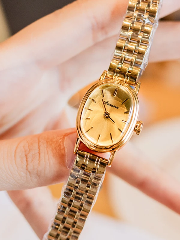 Elegant women's watch, new style for women and students, simple and stylish vintage watch, retro leather strap, small gold.