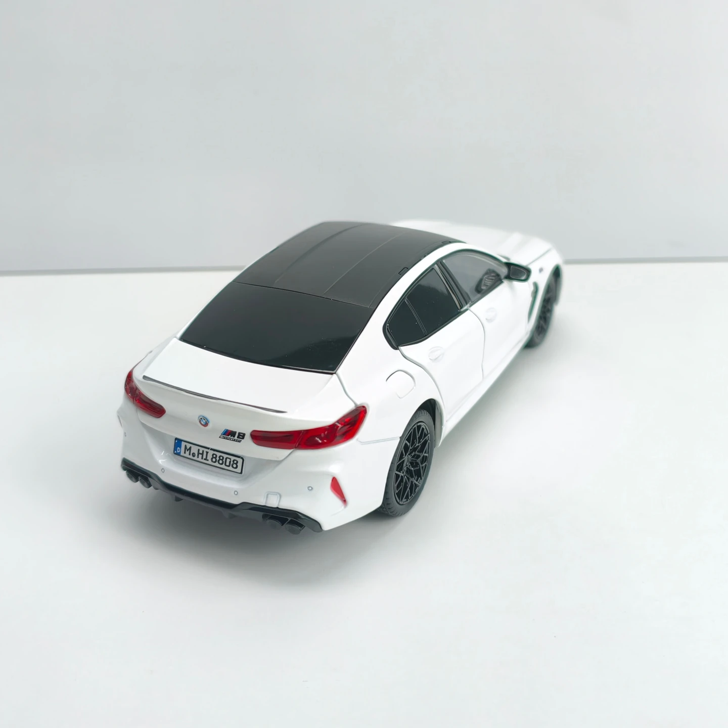 1: 24 simulation BMW M8 alloy car model, doors can be opened, sound and light return power sports car gift
