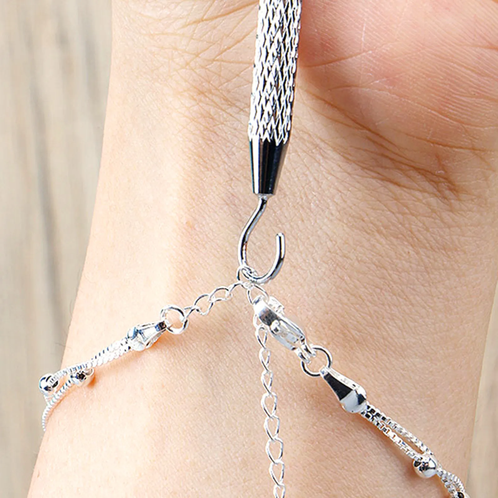 

Bracelet Helper Tool Multi Functional Metal Design for Easy Bracelet Wearing Portable Jewelry Fastener Stand for Notes Display