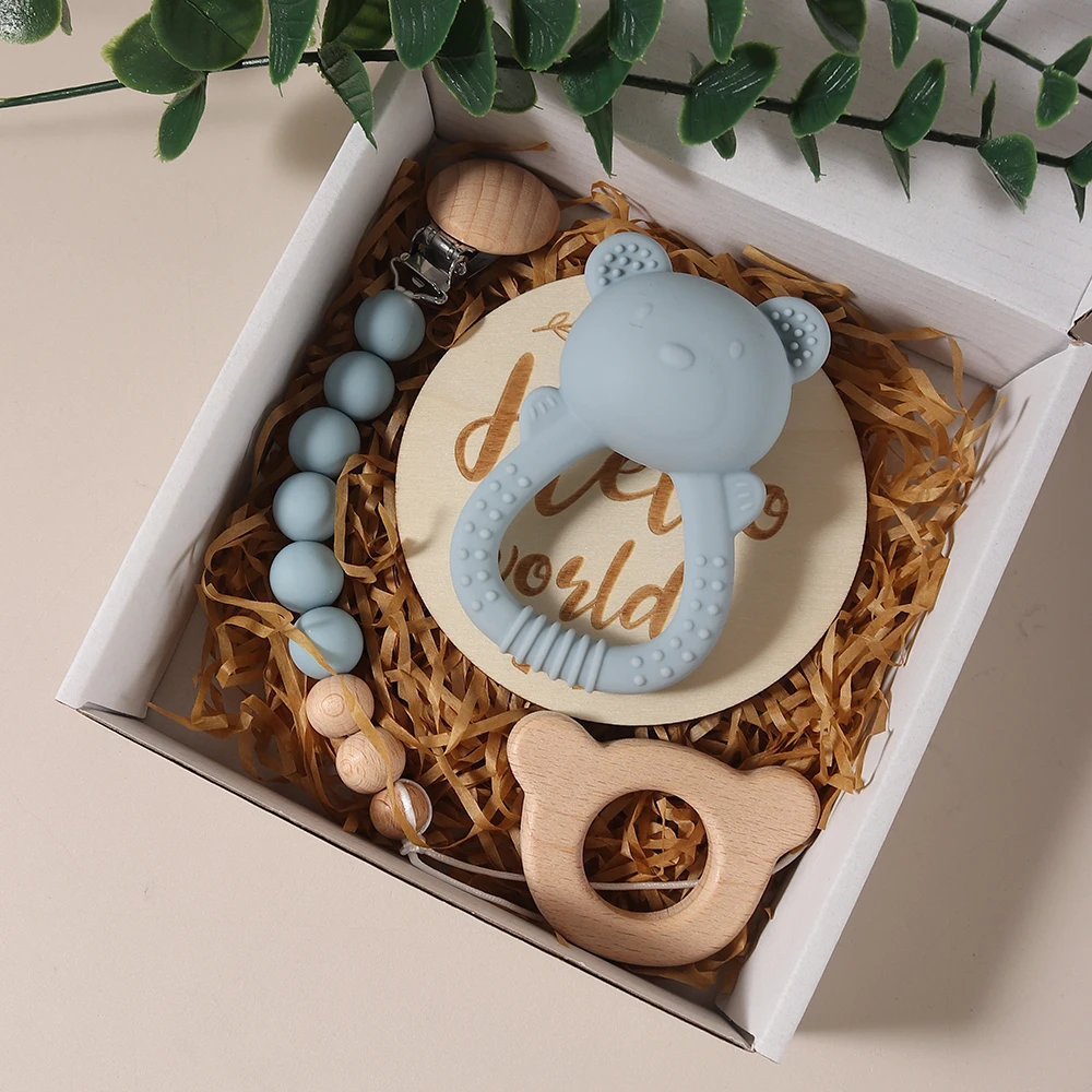 

Подарочный набор для новорожденных 2025 года, силиконовая игрушка-медведь для прорезывания зубов, успокаивающая игрушка-погремушка, зажим для пустышки, тренажерный зал, игра, подарочная коробка с вехами