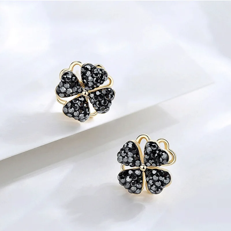 Nuovi orecchini da donna alla moda, orecchini a bottone con quadrifoglio rossi semplici e compatti
