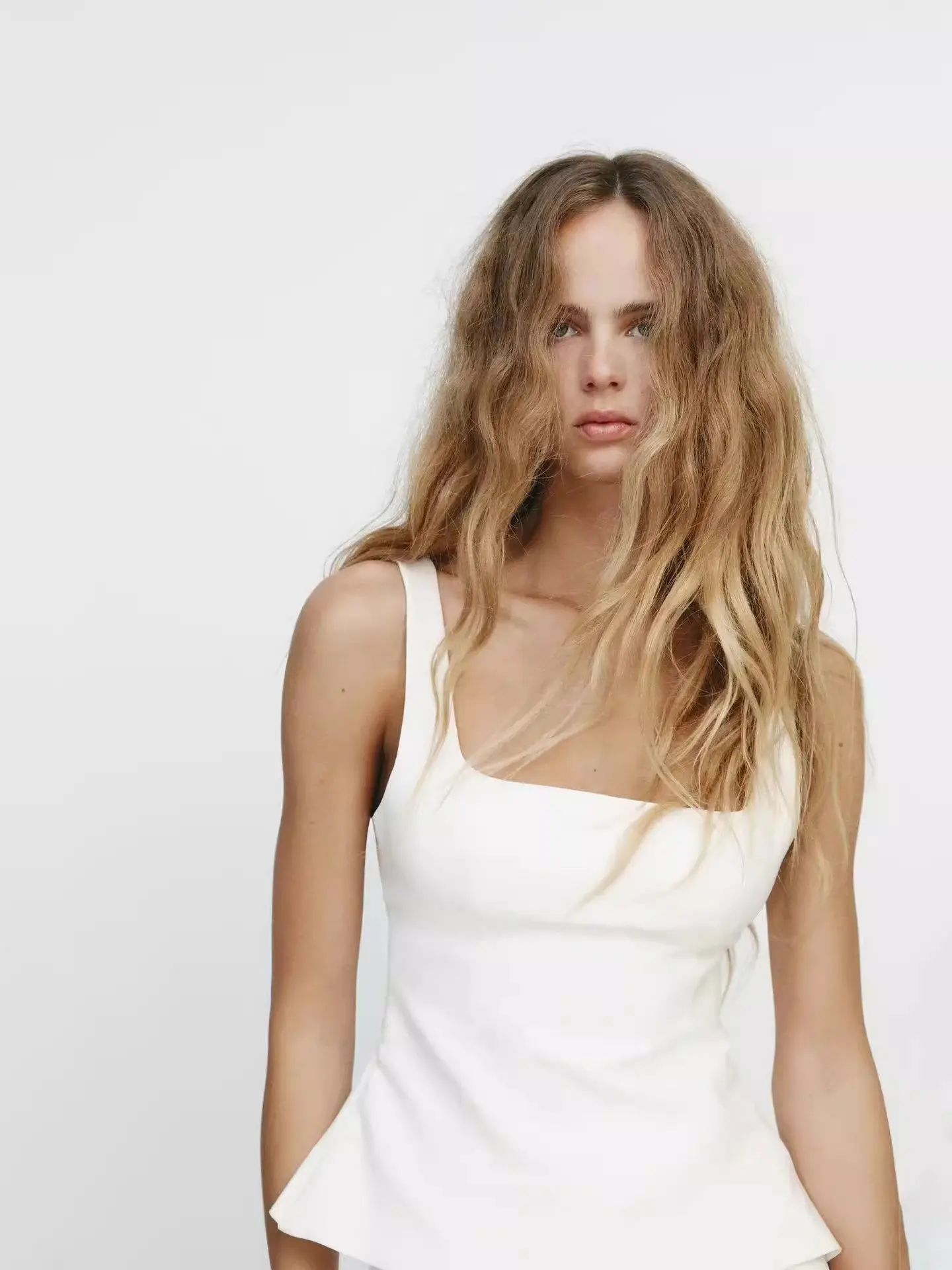 ملابس نسائية جديدة للربيع: بلوزة بدون أكمام بياقة مربعة مع زخرفة فيونكة، تنورة عالية الخصر مجمعة، ملابس كاجوال