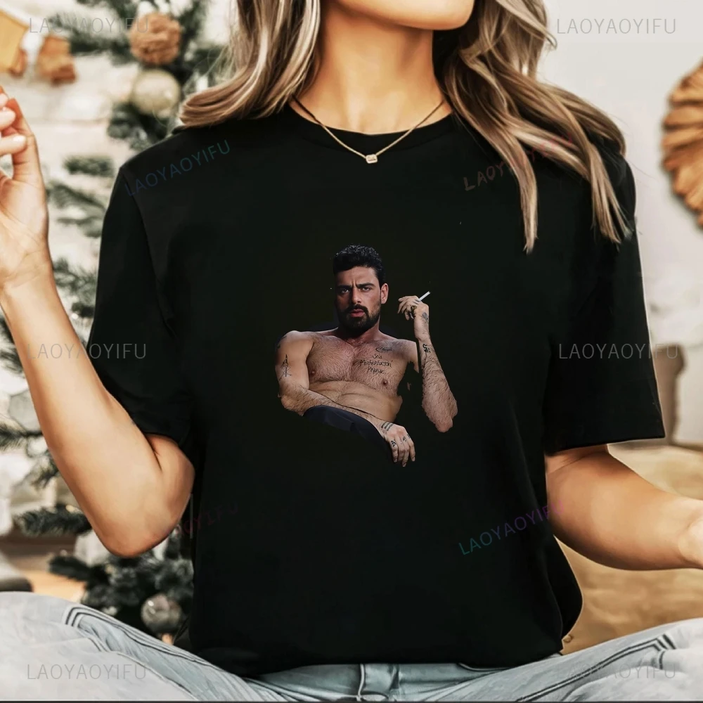 قميص Michele Morrone Fan: تي شيرت أداء الفيلم - قميص بأكمام قصيرة مناسب لكل من الرجال والنساء