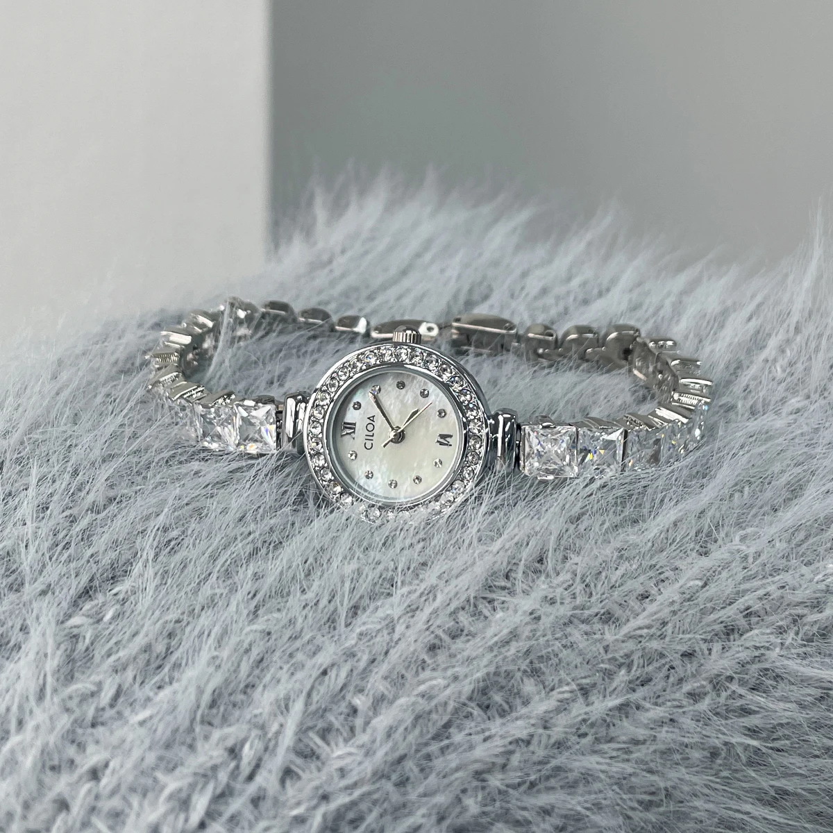 CILOA-Women Round Shell Dial Quartz Watch Silver Tone Rhinestone Bezel Thin Crystal Bracelet Ladies Wristwatch-769